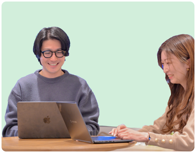 SaaSのプロダクトマネージャーおよびプロダクト企画部部長として働く人のイメージ写真