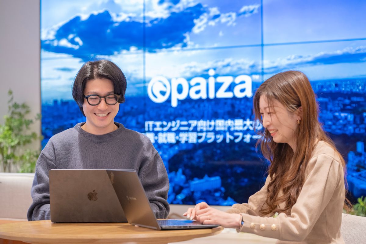 SaaSのプロダクトマネージャーおよびプロダクト企画部部長として働く人のイメージ写真